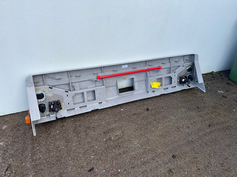 LIEBHERR Front Bumper Part Number 96001000 - All terrain crane: picture 4 LIEBHERR Front Bumper Part Number 96001000 - All terrain crane: picture 4