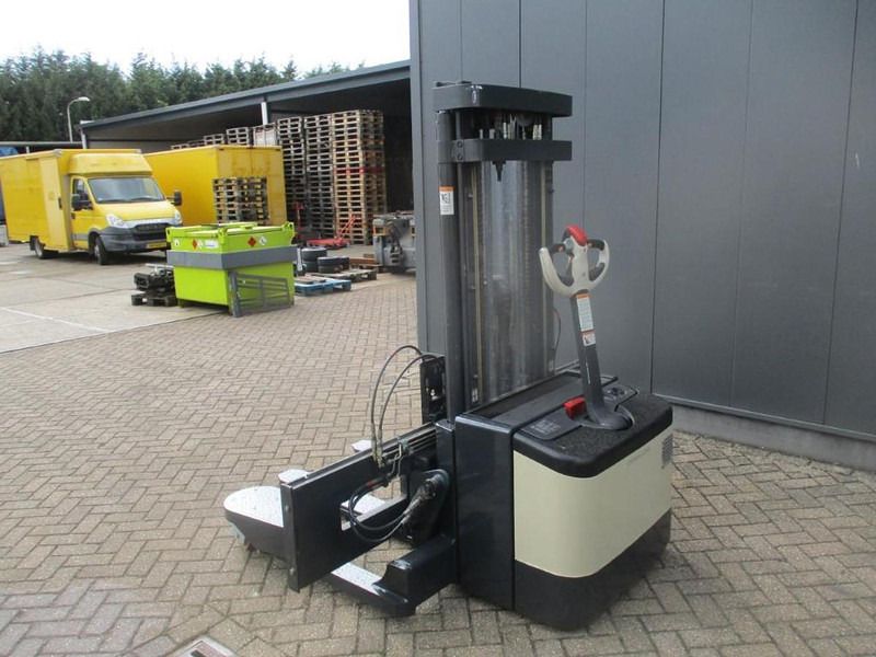 Crown WS2300-1.8TT-4W-4415 - Stacker: picture 3 Crown WS2300-1.8TT-4W-4415 - Stacker: picture 3