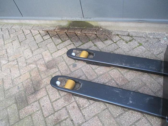 Pallet truck Toyota LWE 140: picture 6