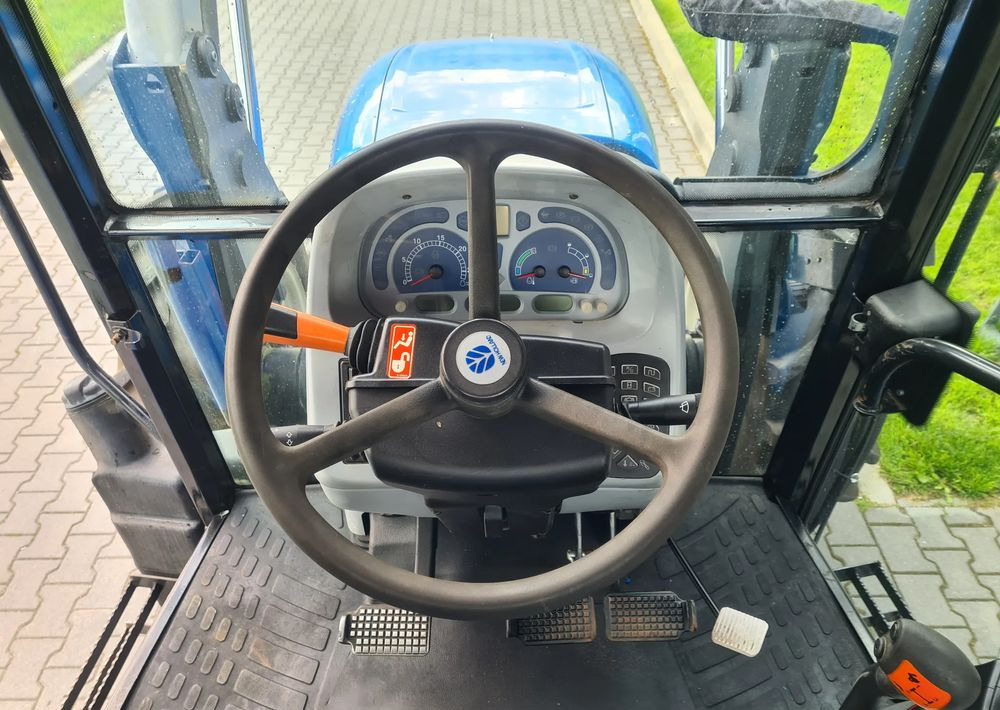 Farm tractor New Holland T5040: picture 8