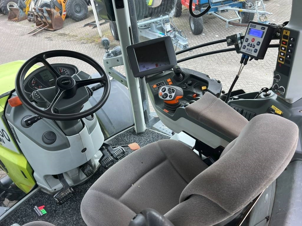 Farm tractor Claas Axion 810 Cmatic: picture 9