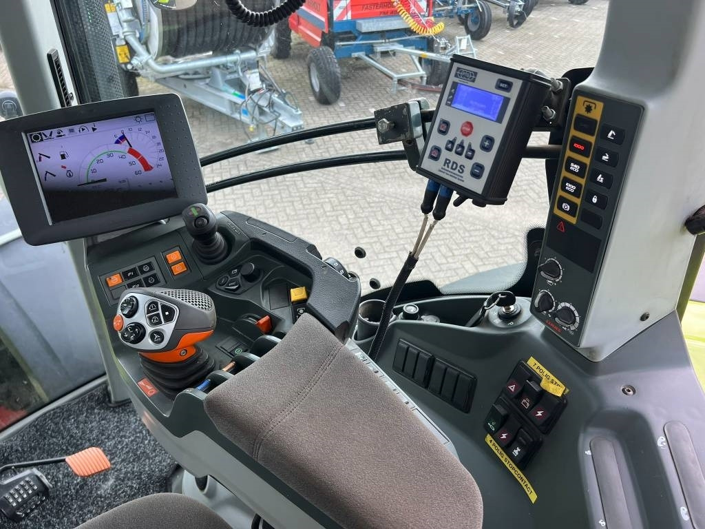Farm tractor Claas Axion 810 Cmatic: picture 10