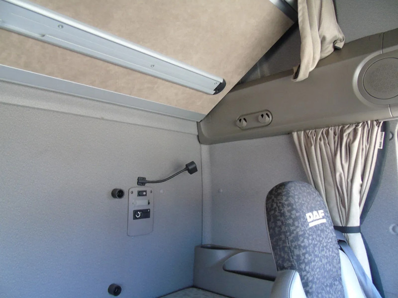 DAF XF 105 .460 + MANUAL + EURO 5 - Box truck: picture 5 DAF XF 105 .460 + MANUAL + EURO 5 - Box truck: picture 5