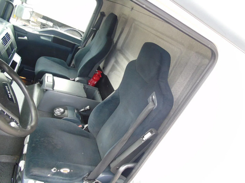 MAN TGL 12.250 + EURO 5 + LIFT - Box truck: picture 2 MAN TGL 12.250 + EURO 5 + LIFT - Box truck: picture 2