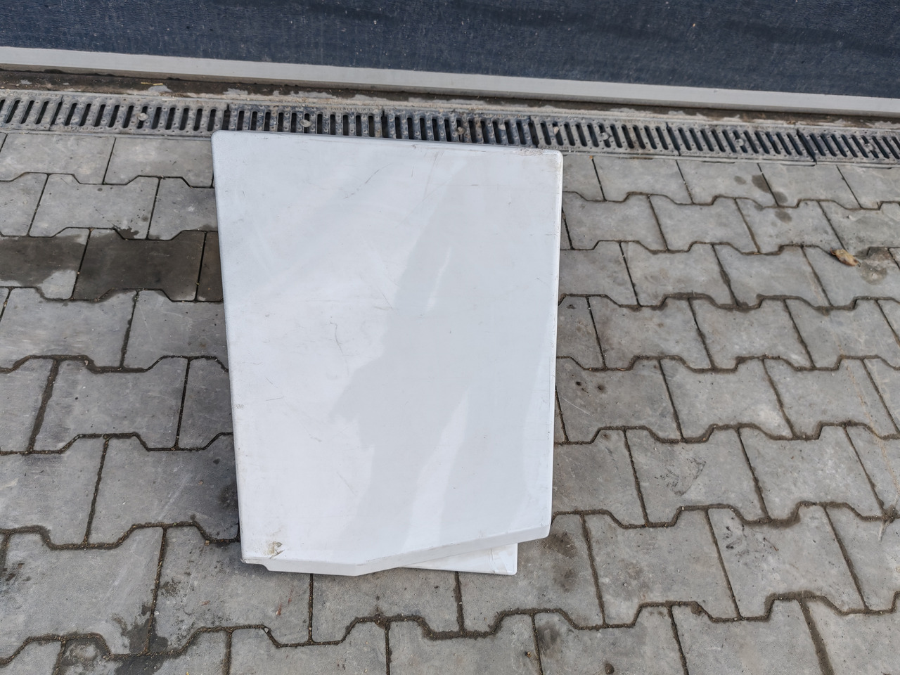 RENAULT RANGE T EURO 6 / HIGH CAB / LEFT SPOILER EXTENDER - Aerodynamics/ Spoiler: picture 2 RENAULT RANGE T EURO 6 / HIGH CAB / LEFT SPOILER EXTENDER - Aerodynamics/ Spoiler: picture 2