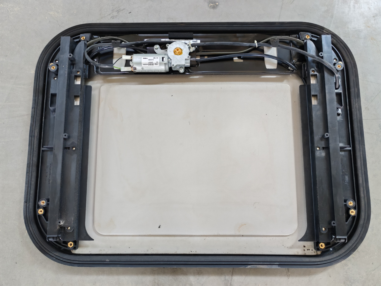 RENAULT RANGE T / SUNROOF / 7484505331 - Window and parts: picture 2 RENAULT RANGE T / SUNROOF / 7484505331 - Window and parts: picture 2
