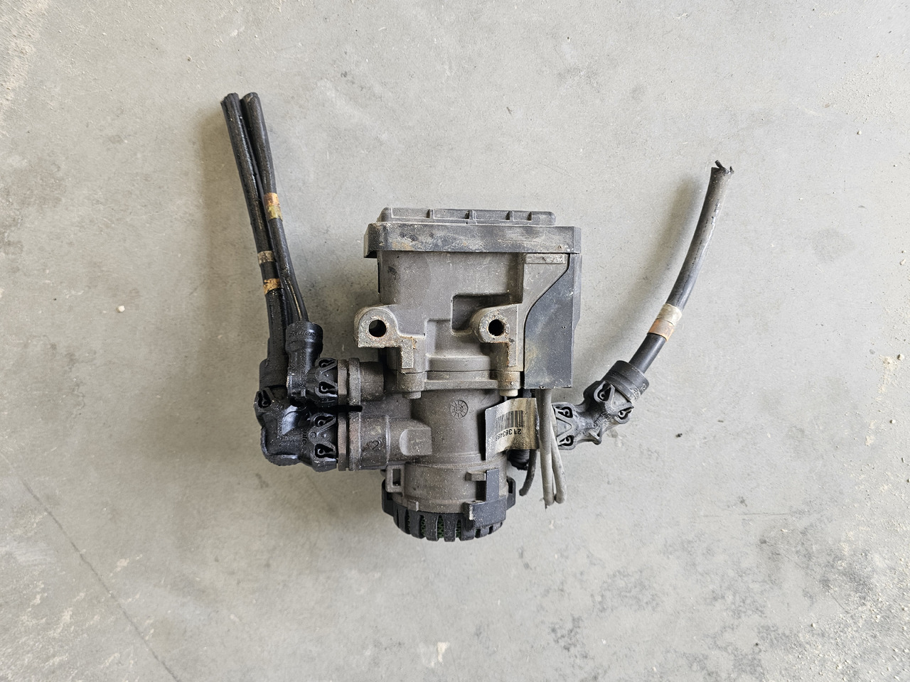 VOLVO FH FM / EBS BRAKE VALVE FRONT / 21122034 - Brake valve: picture 2 VOLVO FH FM / EBS BRAKE VALVE FRONT / 21122034 - Brake valve: picture 2