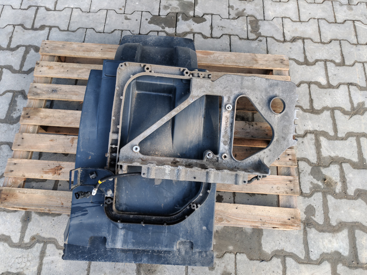 VOLVO FH FM FMX /FRONT AXLE LEFT MODGUARD / COMPLETE - Body and exterior: picture 2 VOLVO FH FM FMX /FRONT AXLE LEFT MODGUARD / COMPLETE - Body and exterior: picture 2