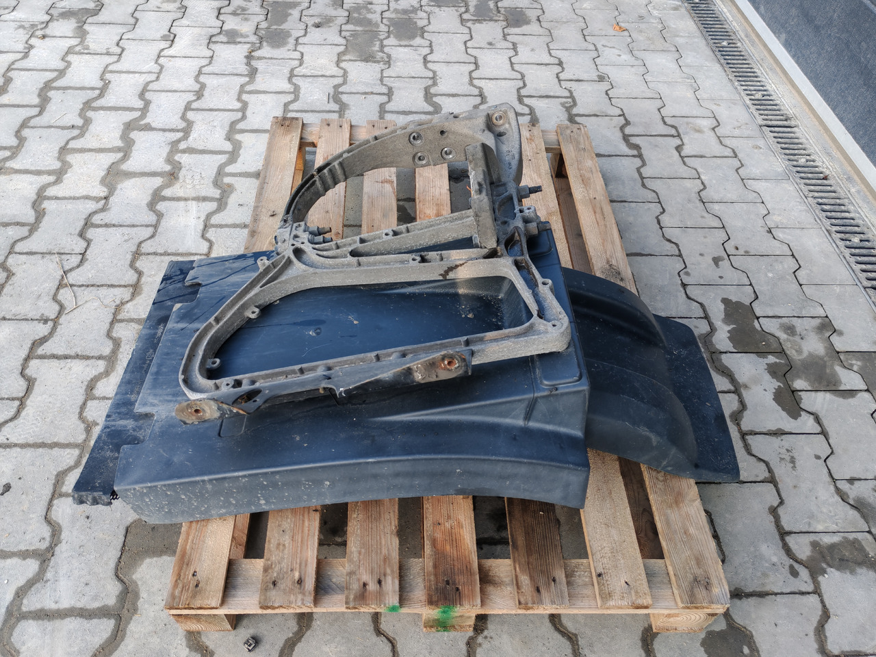 VOLVO FH FM FMX /FRONT AXLE RIGHT MODGUARD / COMPLETE - Body and exterior: picture 3 VOLVO FH FM FMX /FRONT AXLE RIGHT MODGUARD / COMPLETE - Body and exterior: picture 3