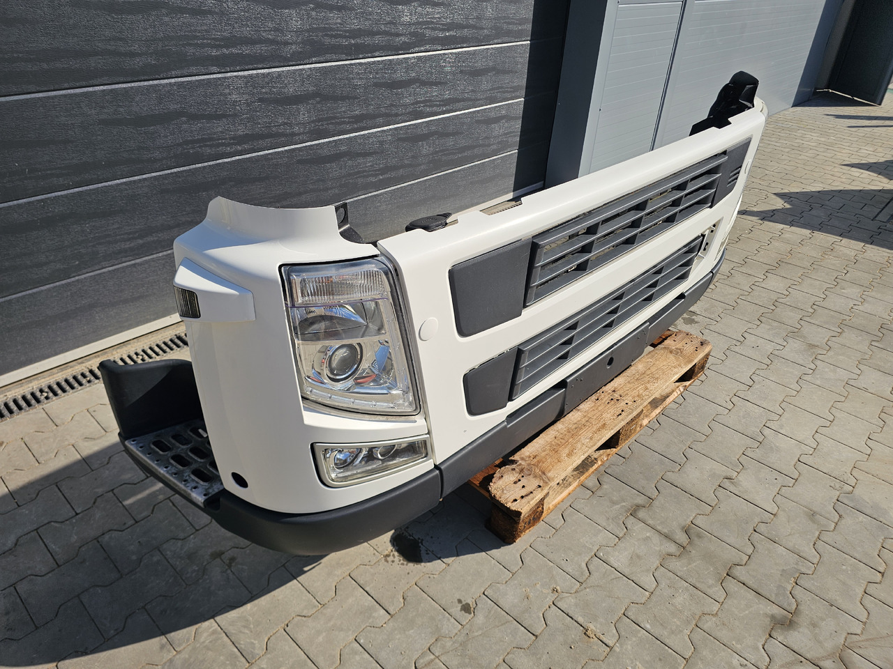 VOLVO FM 3 / COMPLETE FRONT BUMPER - Bumper: picture 2 VOLVO FM 3 / COMPLETE FRONT BUMPER - Bumper: picture 2