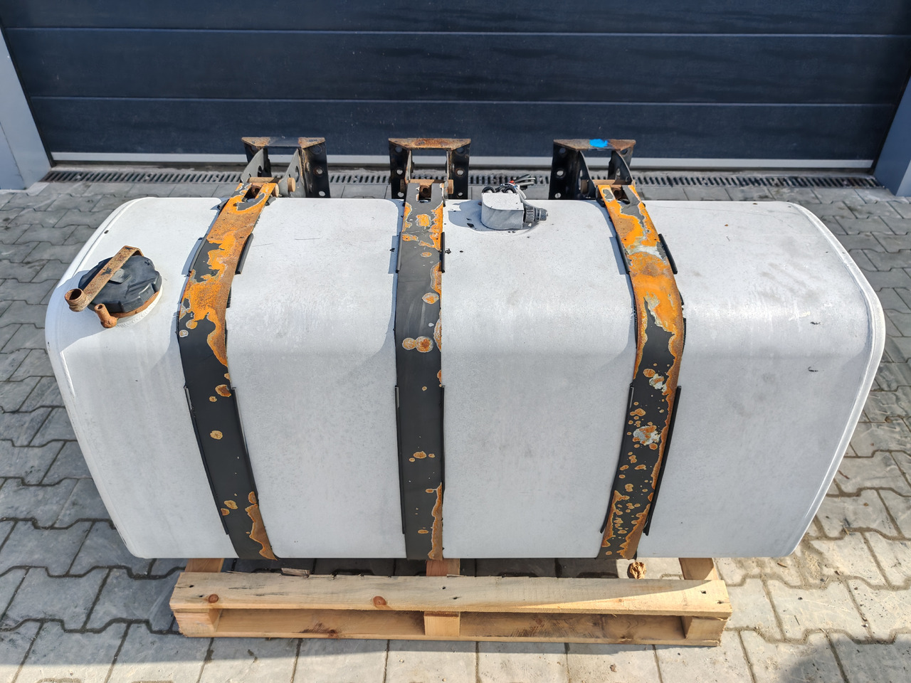 VOLVO RENAULT / ALU FUEL TANK 143x69x71 / 570L / 20503509 - Fuel tank: picture 2 VOLVO RENAULT / ALU FUEL TANK 143x69x71 / 570L / 20503509 - Fuel tank: picture 2