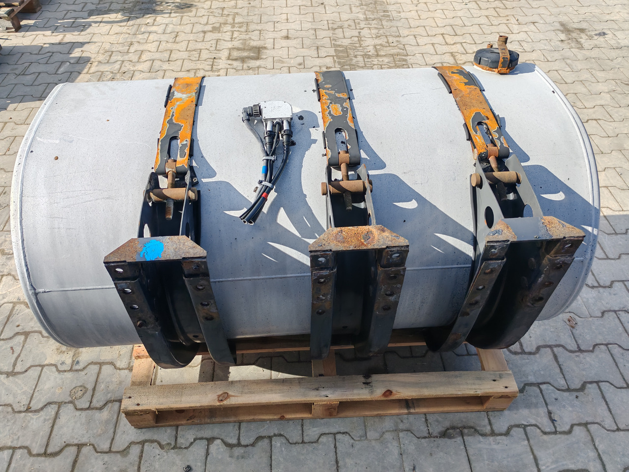 VOLVO RENAULT / ALU FUEL TANK 143x69x71 / 570L / 20503509 - Fuel tank: picture 5 VOLVO RENAULT / ALU FUEL TANK 143x69x71 / 570L / 20503509 - Fuel tank: picture 5