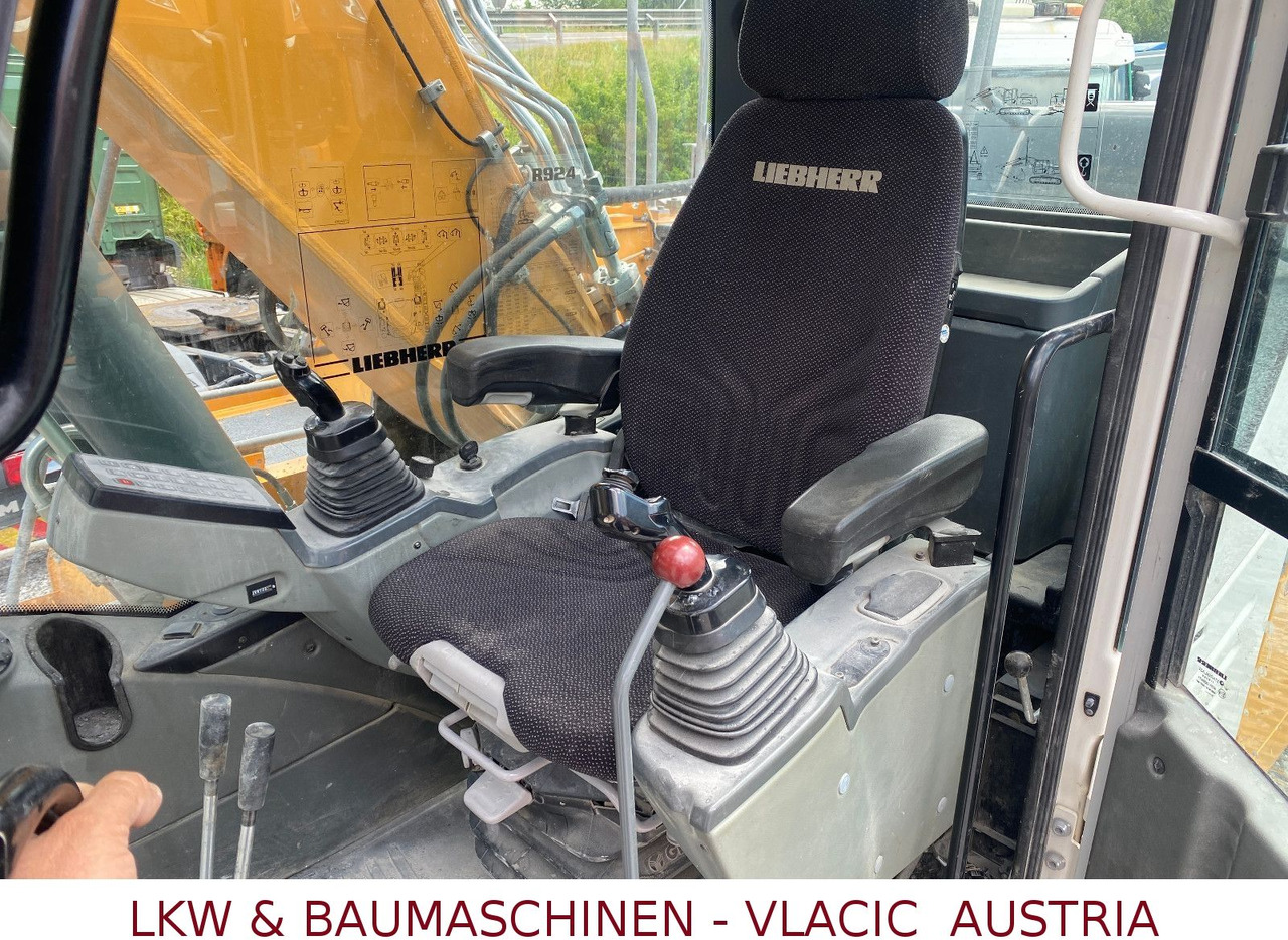 Crawler excavator Liebherr R 924 LC: picture 12