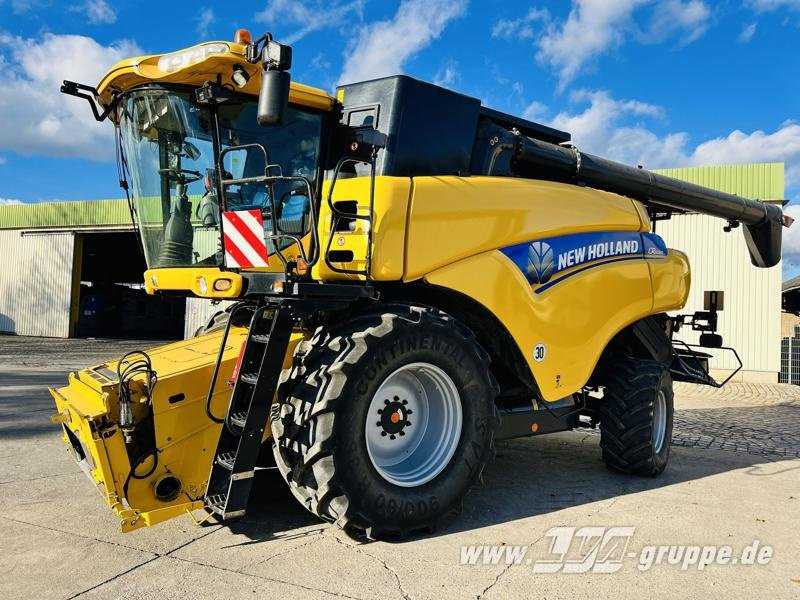 New Holland CR8080 - Combine harvester: picture 1 New Holland CR8080 - Combine harvester: picture 1