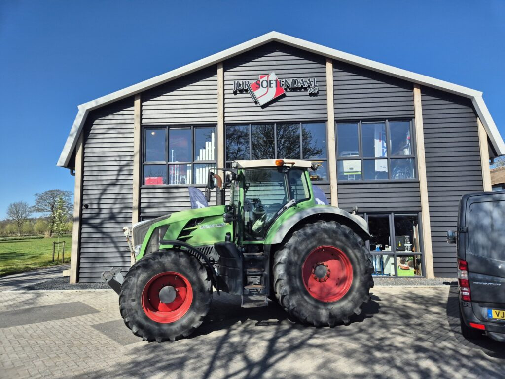 FENDT 828 - Farm tractor: picture 1 FENDT 828 - Farm tractor: picture 1
