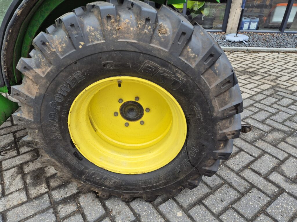 JOHN DEERE 2520 - Compact tractor: picture 5 JOHN DEERE 2520 - Compact tractor: picture 5