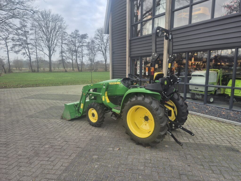 JOHN DEERE 3038 - Compact tractor: picture 3 JOHN DEERE 3038 - Compact tractor: picture 3