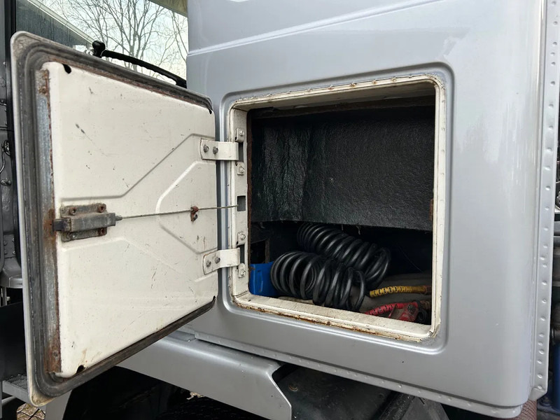 Interior photo 2: Tractor unit Volvo F 16.505 hp | 4x2 | AIR SUSPENSION | 1992 | GLOBETROTTER | Interior photo 2: Tractor unit Volvo F 16.505 hp | 4x2 | AIR SUSPENSION | 1992 | GLOBETROTTER |