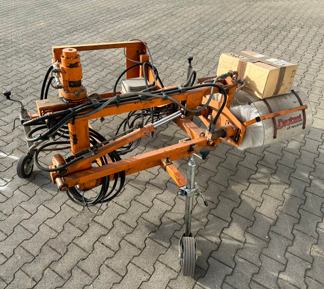 Unimog Leitpfostenwaschgerät Drutzel LWG-U-300 - Broom: picture 5 Unimog Leitpfostenwaschgerät Drutzel LWG-U-300 - Broom: picture 5