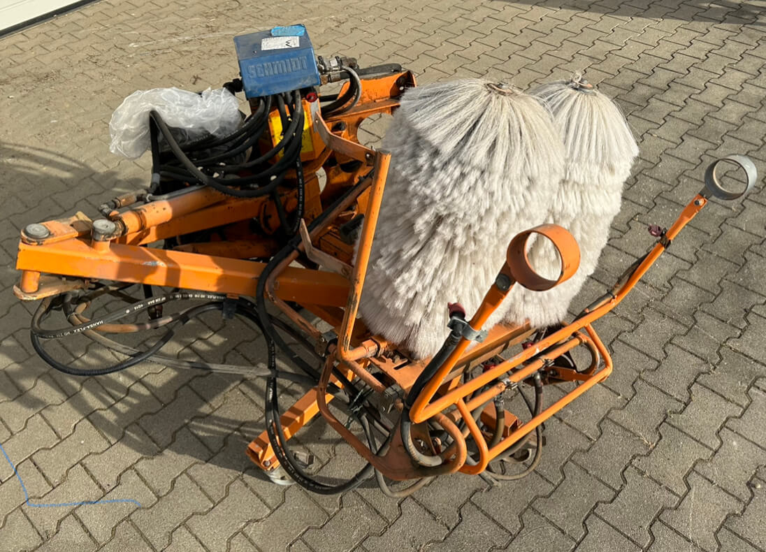 Unimog Leitpfostenwaschgerät Schmidt RPS-H - Broom: picture 2 Unimog Leitpfostenwaschgerät Schmidt RPS-H - Broom: picture 2