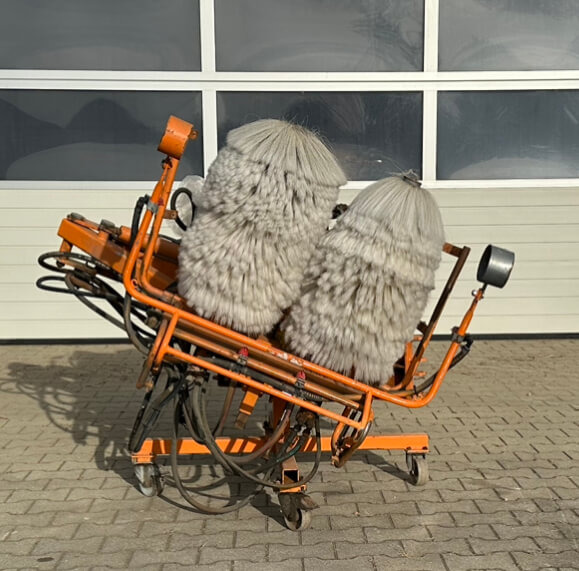 Unimog Leitpfostenwaschgerät Schmidt RPS-H - Broom: picture 1 Unimog Leitpfostenwaschgerät Schmidt RPS-H - Broom: picture 1