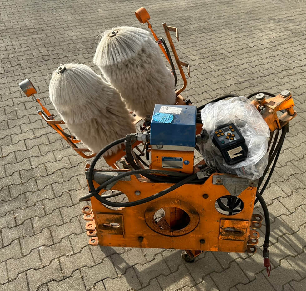 Unimog Leitpfostenwaschgerät Schmidt RPS-H - Broom: picture 5 Unimog Leitpfostenwaschgerät Schmidt RPS-H - Broom: picture 5