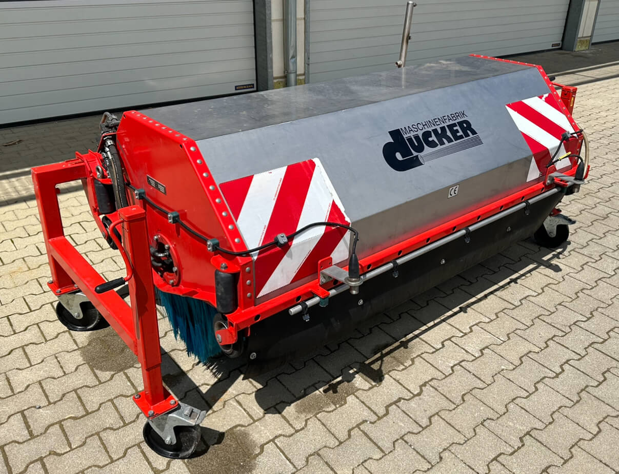 Unimog Tunnelwaschbürste Dücker TWA21 - Broom: picture 1 Unimog Tunnelwaschbürste Dücker TWA21 - Broom: picture 1