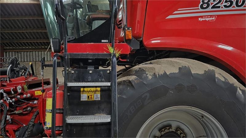 Case IH 8250 Axial-Flow med 35fod Varicut skærebord. Dansk - Combine harvester: picture 2 Case IH 8250 Axial-Flow med 35fod Varicut skærebord. Dansk - Combine harvester: picture 2