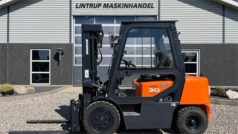 Doosan D30 G med kabine og KUN 57 TIMER FRA NY, MED TIME - Diesel forklift: picture 1 Doosan D30 G med kabine og KUN 57 TIMER FRA NY, MED TIME - Diesel forklift: picture 1