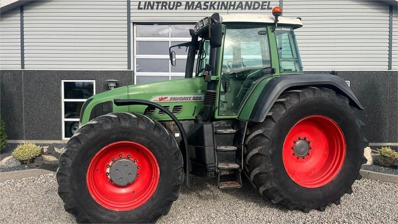 Fendt 926 Favorit Vario Med frontlift  - Farm tractor: picture 1 Fendt 926 Favorit Vario Med frontlift  - Farm tractor: picture 1