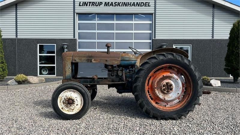Fordson Major Motoren mangler, men mange god dele. - Farm tractor: picture 1 Fordson Major Motoren mangler, men mange god dele. - Farm tractor: picture 1