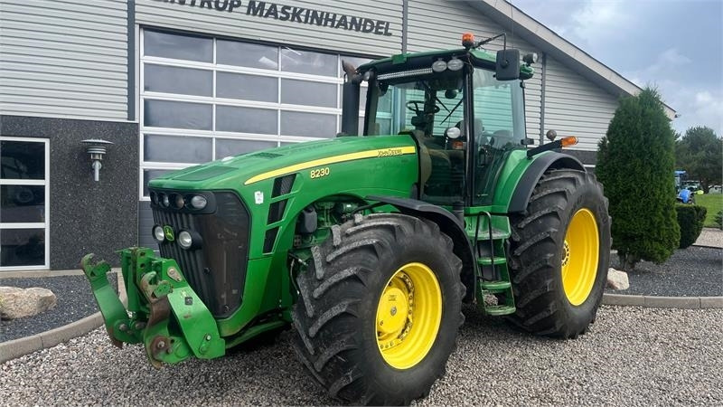 John Deere 8230 Med frontlift - Farm tractor: picture 2 John Deere 8230 Med frontlift - Farm tractor: picture 2