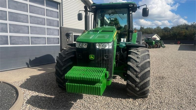 Farm tractor John Deere 8320R: picture 9