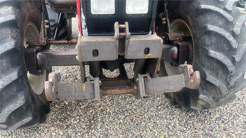 Massey Ferguson 8120 DYNA 4 Med frontlift  - Farm tractor: picture 4 Massey Ferguson 8120 DYNA 4 Med frontlift  - Farm tractor: picture 4