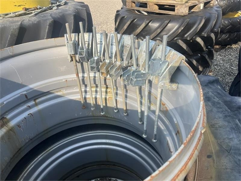 Michelin 20.8R38 Sølv med ring og 8 MD+ låse - Tire for Agricultural machinery: picture 2 Michelin 20.8R38 Sølv med ring og 8 MD+ låse - Tire for Agricultural machinery: picture 2