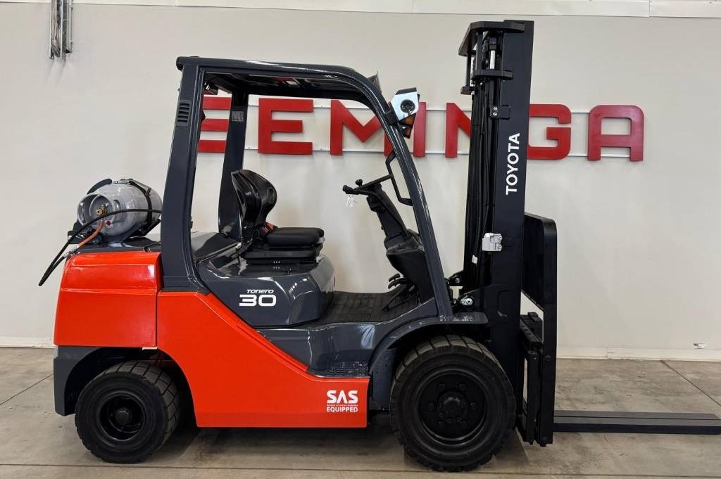 Toyota 10851 - 8FGF30 - LPG forklift: picture 2 Toyota 10851 - 8FGF30 - LPG forklift: picture 2