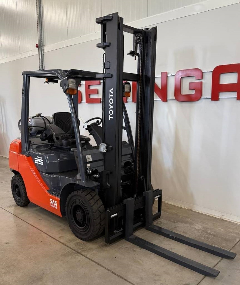 Toyota 10859 - 02-8FGF25 - LPG forklift: picture 4 Toyota 10859 - 02-8FGF25 - LPG forklift: picture 4