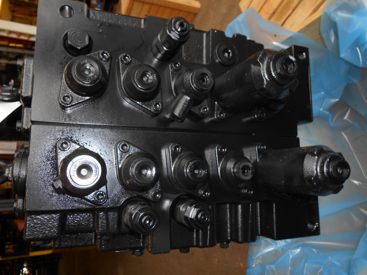 Kobelco YB30V00025F1 - Hydraulic valve for Construction machinery: picture 4 Kobelco YB30V00025F1 - Hydraulic valve for Construction machinery: picture 4