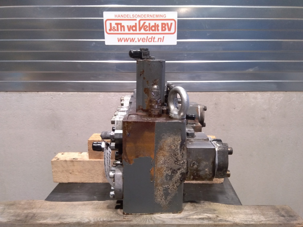 Liebherr 10476463 - Hydraulic valve for Construction machinery: picture 2 Liebherr 10476463 - Hydraulic valve for Construction machinery: picture 2