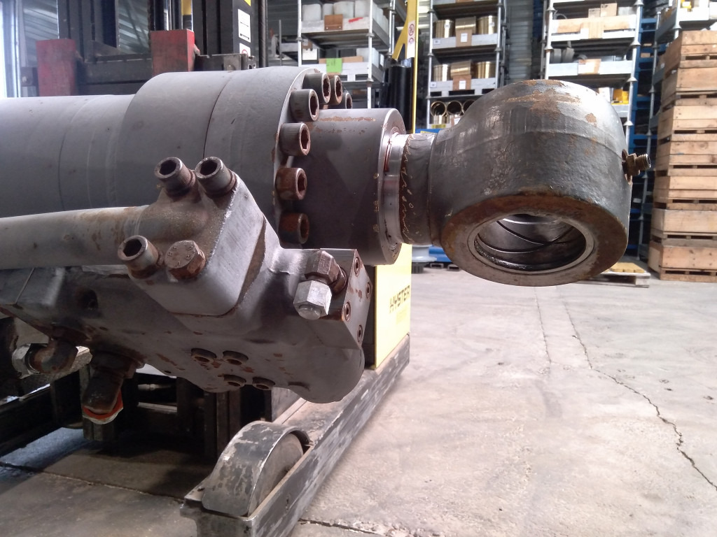 Volvo SA114604990 - SA114607450 - Hydraulic cylinder for Construction machinery: picture 2 Volvo SA114604990 - SA114607450 - Hydraulic cylinder for Construction machinery: picture 2