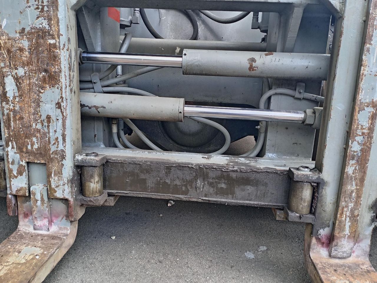 1060-30 - Diesel forklift: picture 3 1060-30 - Diesel forklift: picture 3
