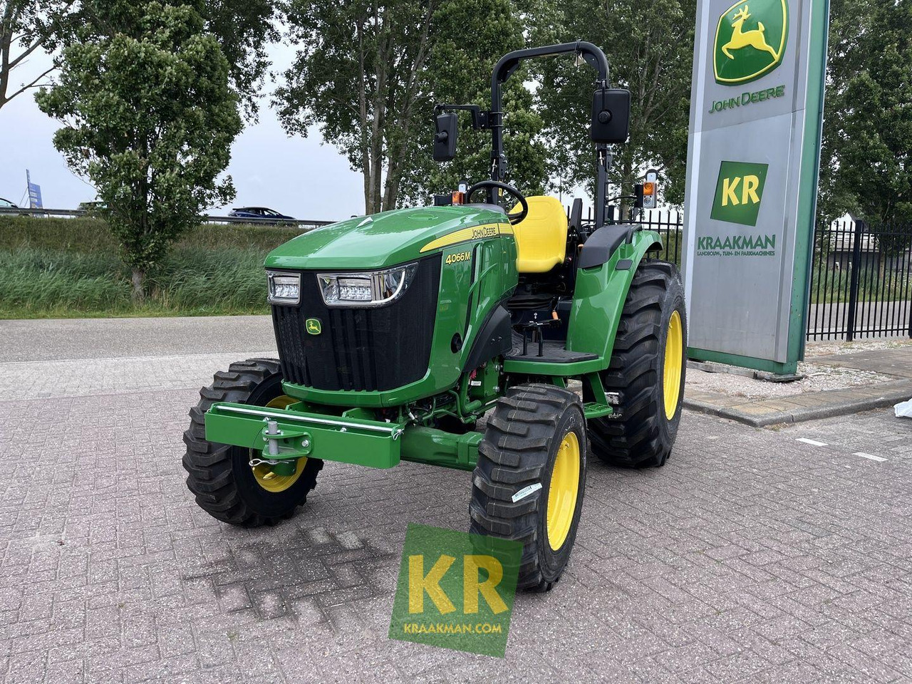 4066M John Deere - Compact tractor: picture 2 4066M John Deere - Compact tractor: picture 2