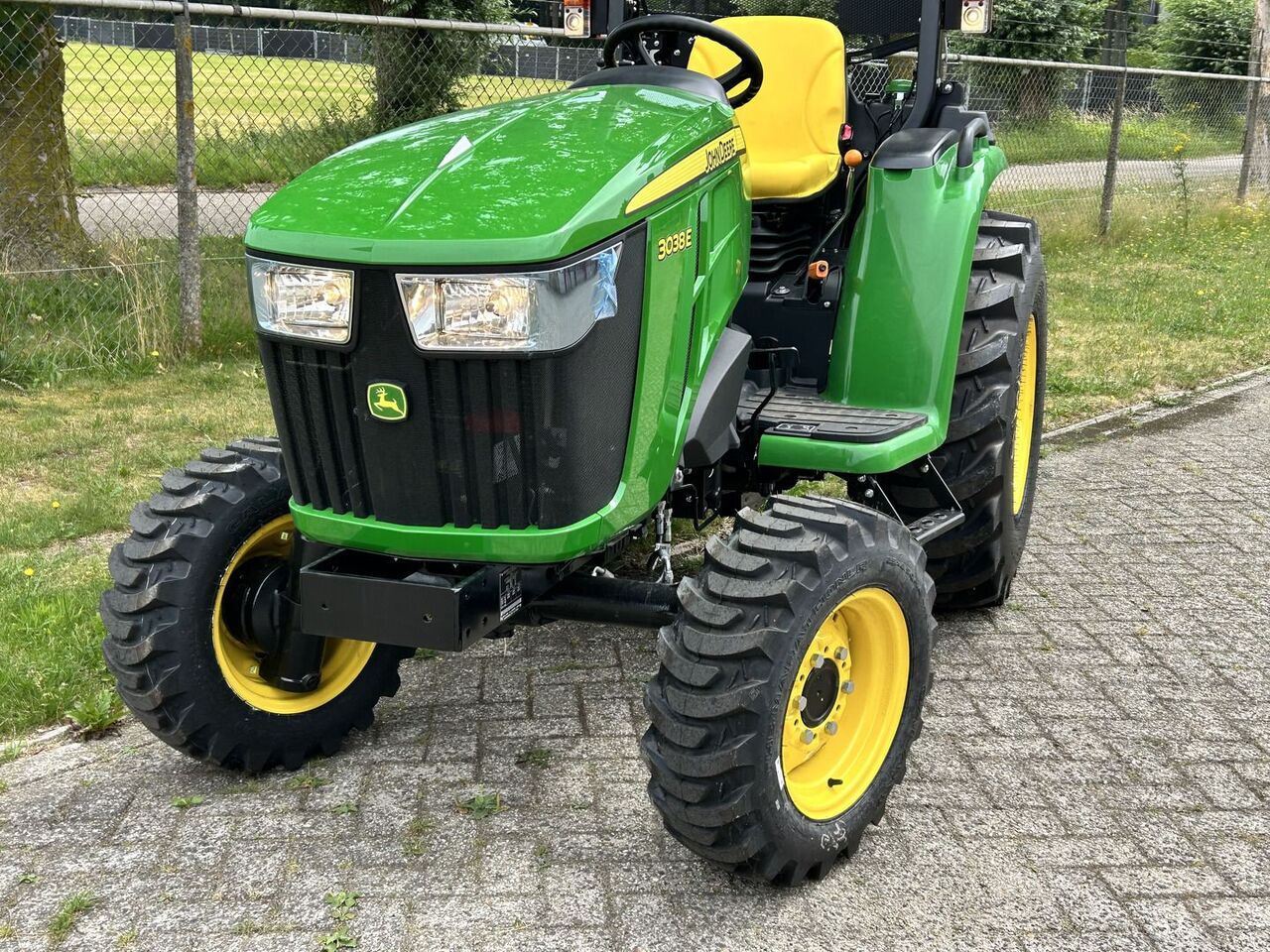 John Deere 3038E - Compact tractor: picture 2 John Deere 3038E - Compact tractor: picture 2