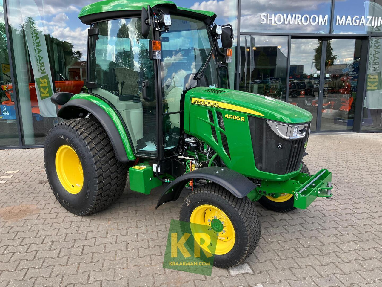 John Deere 4066R - Compact tractor: picture 1 John Deere 4066R - Compact tractor: picture 1