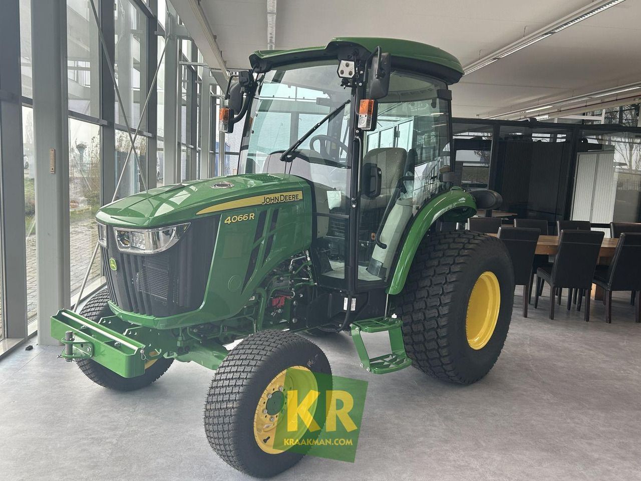 John Deere 4066R - Compact tractor: picture 1 John Deere 4066R - Compact tractor: picture 1