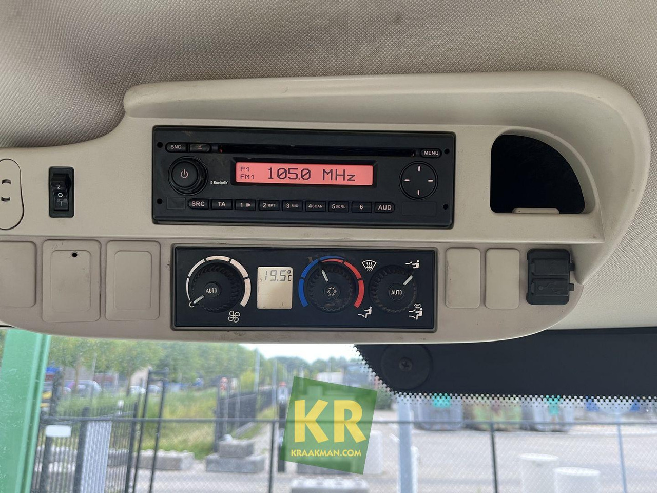 John Deere 6115R - Farm tractor: picture 3 John Deere 6115R - Farm tractor: picture 3