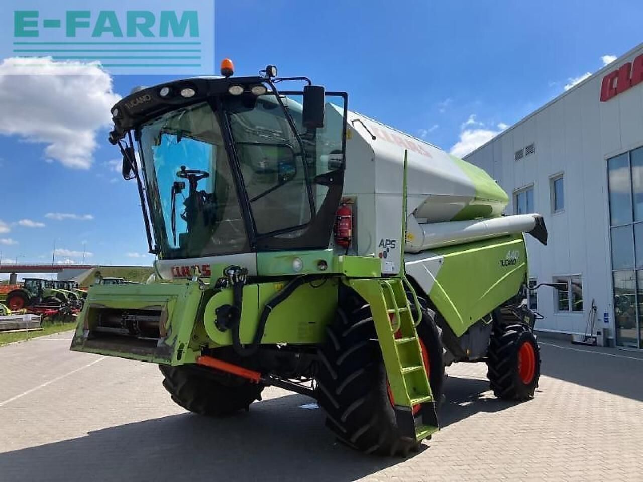 CLAAS tucano 440 - Combine harvester: picture 1 CLAAS tucano 440 - Combine harvester: picture 1