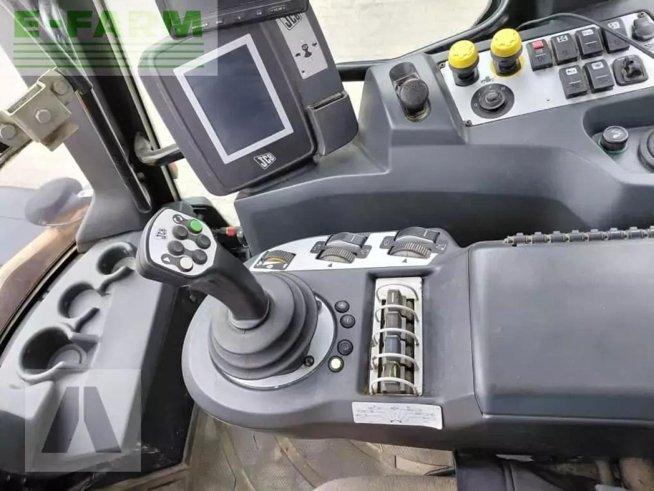 Farm tractor JCB fastrac 3230: picture 16