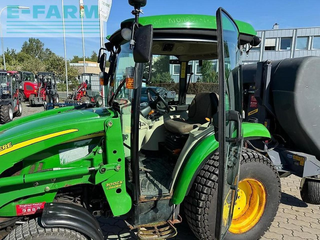 John Deere 3720 - Farm tractor: picture 5 John Deere 3720 - Farm tractor: picture 5