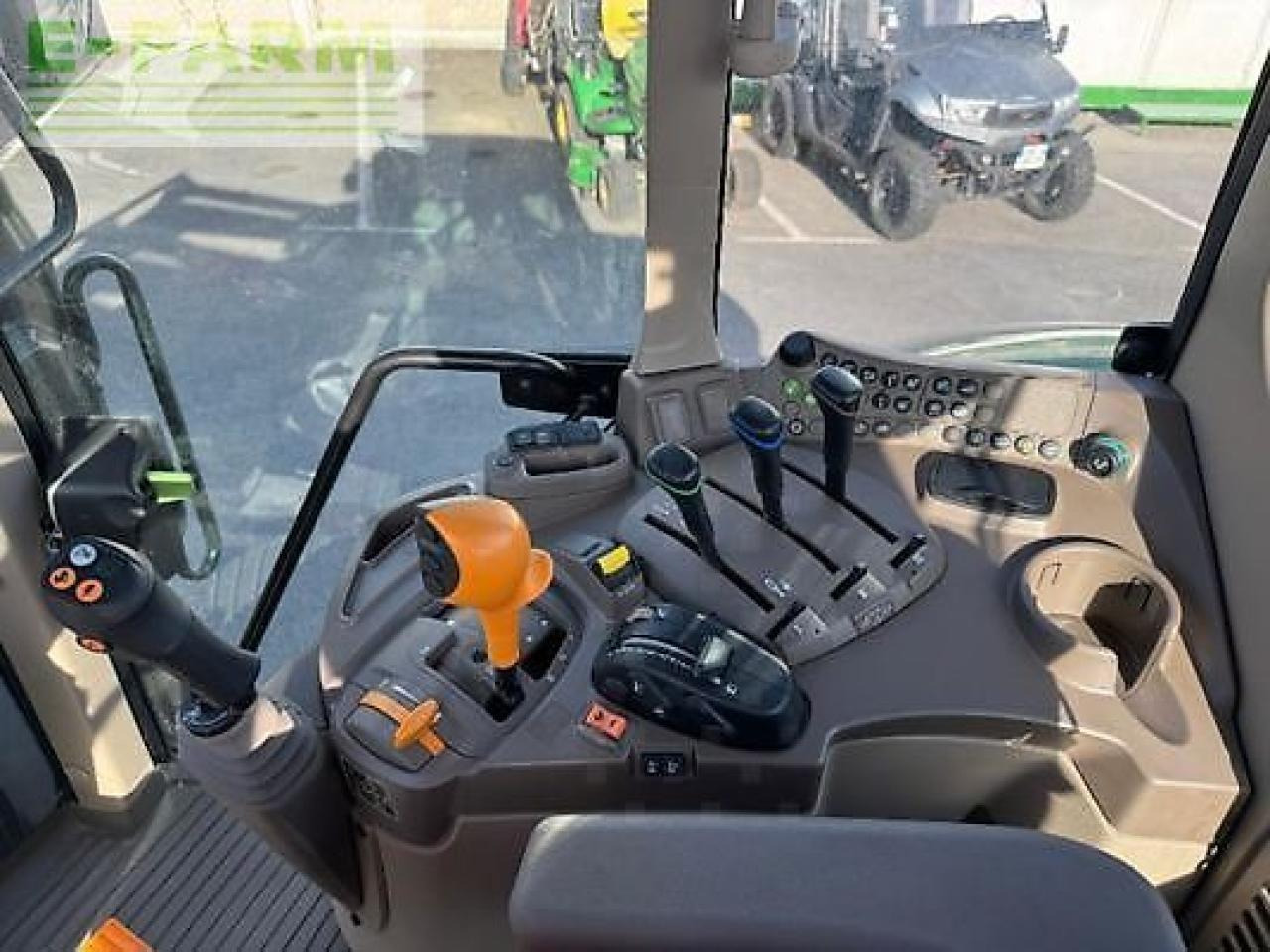 Farm tractor John Deere 6100m: picture 7